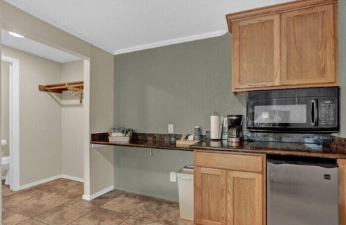 Canyon Lake Hotel | Maven's Inn & Grill