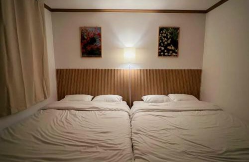 Sinchon-dong Villa | Maximum 6 people, Hongik University Station 7 minutes, Airport Bus, Free Luggage Storage, 3 Rooms, 3 Queen Beds