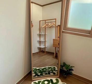 Sinchon-dong Villa | Maximum 6 people, Hongik University Station 7 minutes, Airport Bus, Free Luggage Storage, 3 Rooms, 3 Queen Beds