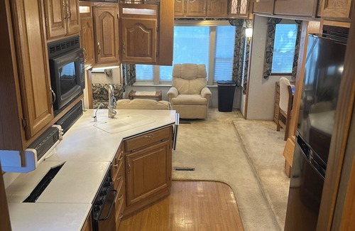 Broadmoor House | Max’s Properties 40’ RV with full Kitchen and Laundry