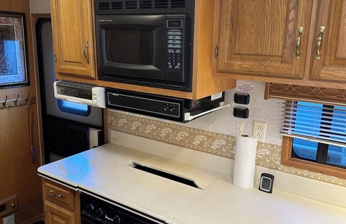 Broadmoor House | Max’s Properties 40’ RV with full Kitchen and Laundry