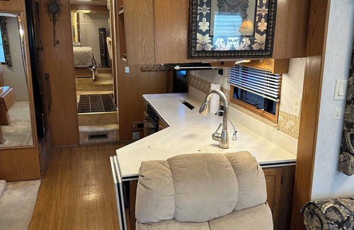 Broadmoor House | Max’s Properties 40’ RV with full Kitchen and Laundry
