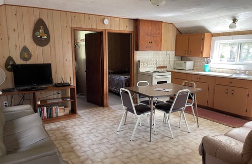 Nipissing Cottage | May-OctobernBirchwood on the rivern2 Bedroom cottagesnlooking over South River