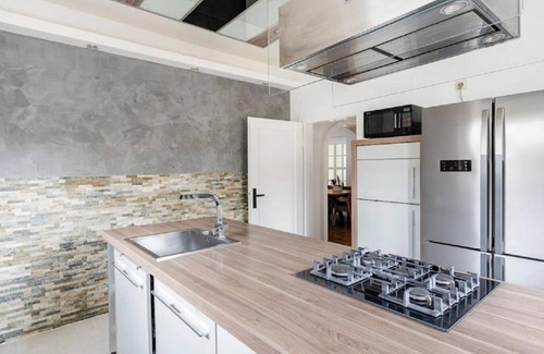 Bockum Apartment | Maybach 4-Bedroom Apartment – Spacious, Stylish & Close to Düsseldorf Fair.