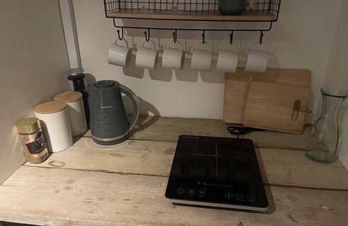 Wraysbury Cabin | MayGrove Retreat - Sleeps 2 - Jacuzzi & boat hire