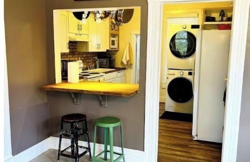 Montrose House | Mayor's Hideout- Cozy Downtown Townhouse 016564