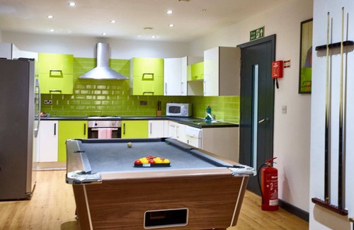 Liverpool Apartment | McCartney Suite, sleeps 12