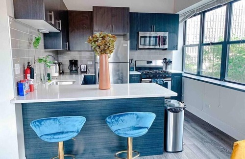 Chinatown Apartment | McCormick 2B/2Ba with optional parking for up to 6 guests