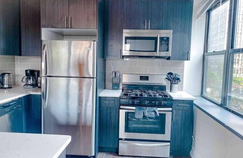 Chinatown Apartment | McCormick 2B/2Ba with optional parking for up to 6 guests