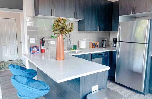 Chinatown Apartment | McCormick 2B/2Ba with optional parking for up to 6 guests