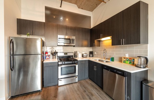 Near South Side Apartment | McCormick Place Patio skyline 2b/2b with optional Parking for up to 6 people