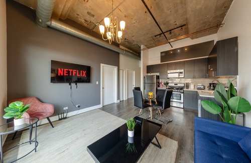 Near South Side Apartment | McCormick Place Patio skyline 2b/2b with optional Parking for up to 6 people