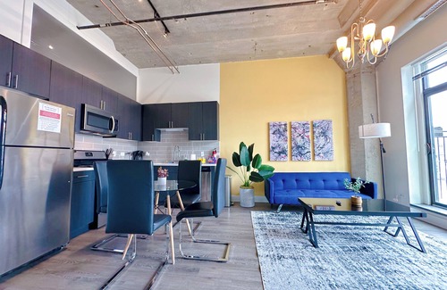 Near South Side Apartment | McCormick Place Patio skyline 2b/2b with optional Parking for up to 6 people