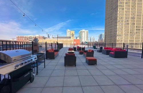 Near South Side Apartment | McCormick Place Stylish Corner Suite with Optional Parking and Gym Access Sleep 6 in South Loop Chicago