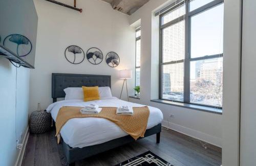 Near South Side Apartment | McCormick Place Stylish Corner Suite with Optional Parking and Gym Access Sleep 6 in South Loop Chicago