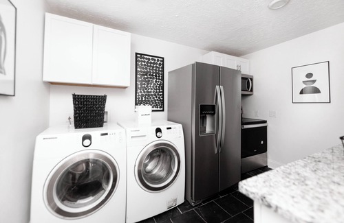 McFerrin Park Apartment | McFerrin Modern Haus Mid-Term 2-bedroom with AC