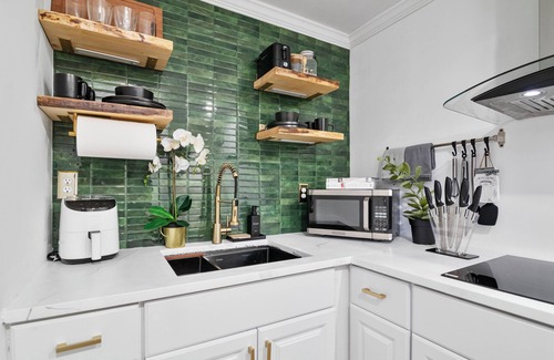 Waldorf House | MdPulse Garden Suite Lower-Level Couples Retreat