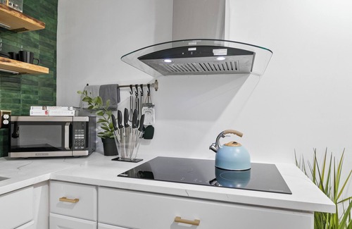 Waldorf House | MdPulse Garden Suite Lower-Level Couples Retreat