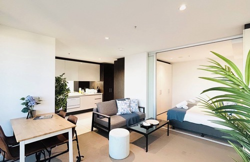 Melbourne Central Business District Apartment | ❤️MDSFE11/InnerCBD/SkyHigh View/1Min To Station/FREE(Heated Pool/GYM/Tram)