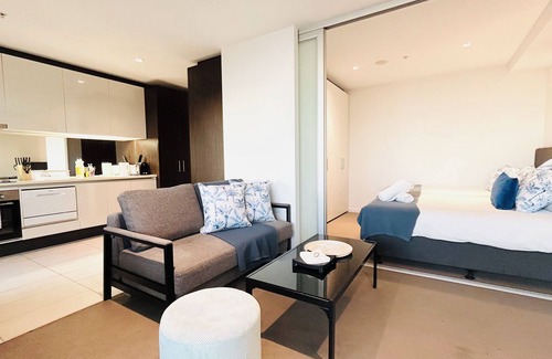 Melbourne Central Business District Apartment | ❤️MDSFE11/InnerCBD/SkyHigh View/1Min To Station/FREE(Heated Pool/GYM/Tram)