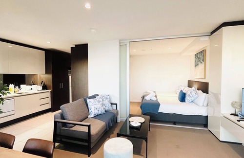 Melbourne Central Business District Apartment | ❤️MDSFE11/InnerCBD/SkyHigh View/1Min To Station/FREE(Heated Pool/GYM/Tram)