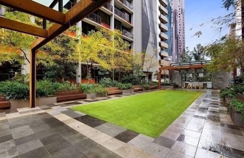 Melbourne Central Business District Apartment | ❤️MDSTS07/InnerCBD/SkyHigh View/1Min To Station/FREE(Heated Pool/GYM/Tram)