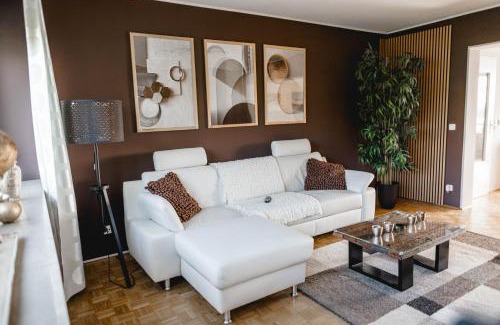 Bayreuth Apartment | ME Homes - große moderne Designer-Wohnung für Urlaub und Business - mit Küche, Büro, Balkon und 2 Parkplätzen