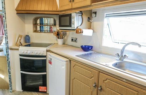 Caernarfon Cottage | MEADOW ISLAND CARAVAN, pet friendly, with a garden in Penygroes