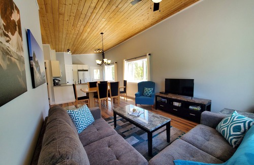 East Kootenay House | Meadow View Guest House, covered parking and only 10 minutes from ski hill