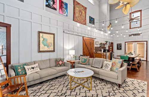 Fredericksburg House | Meadows Farmhouse & Cottage - Hot Tub & Fire Pit