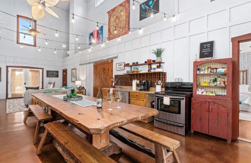 Fredericksburg House | Meadows Farmhouse & Cottage - Hot Tub & Fire Pit