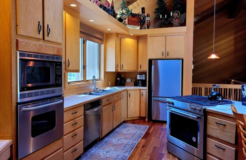 Sunriver House | Meadows Hideaway with Hot Tub, A/C & Scenic Deck