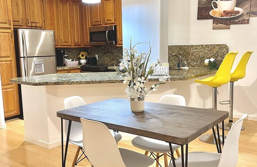 Astrodome Apartment | Med 2BDR 2Bth 2 KgBD NRG DT Zoo Galleria Pool 4KTV