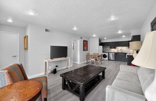 Dallas Apartment | Medical Traveler’s Retreat with Pool Mins to Hospitals, Airport, Uptown