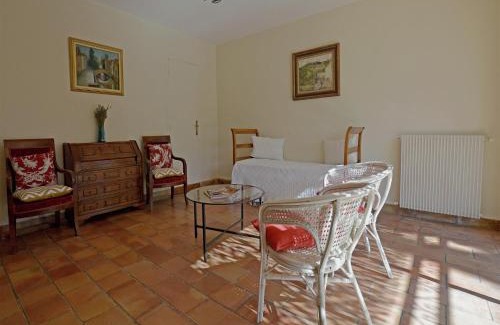 Vergeze Villa | Mediterranean Garden Retreat
