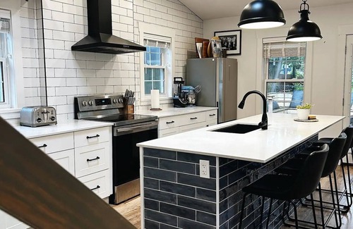 Crystal Beach Cottage | Medium Term Rental Available to May 25 ($2600 a month)