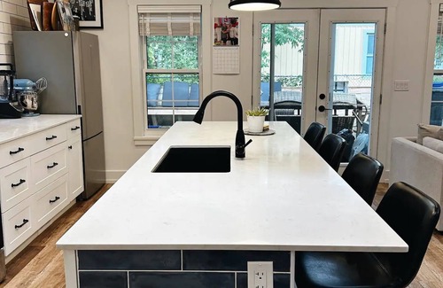 Crystal Beach Cottage | Medium Term Rental Available to May 25 ($2600 a month)