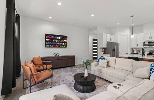 MLK Apartment | Mega Lux Combined Unit - Up to 36 Guests