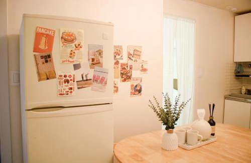 Yeonnam-dong Apartment | Melbie House - 4beds, Home Party, Game Room, Board Game, OTT