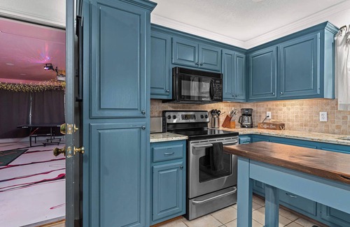 Fredericksburg House | Memories - Hot Tub, Pool & Karaoke Lounge