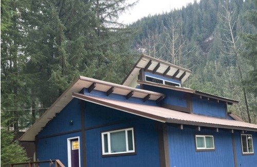 Mendenhaven House | Mendenhall Glacier Bear Den