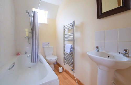 Axbridge Cottage | Mendips View Country Cottage, Dog friendly. Free use of Swimming Pool and Gym