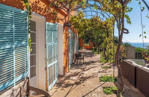 Menton Villa | Menton: Propriété de 5 villas, une piscine, jardins, terrasses