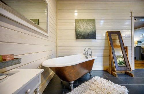 Broken Bow House | Merlot Mountain By The Cohost Company