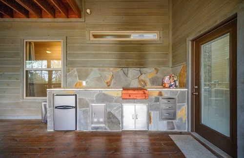 Broken Bow Cabin | Merlot Mountain: Couples Cabin w/Pool & Spa