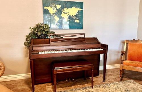 Encanto Neighborhood House | Mesa Oasis Private Pool Spacious! 10+ guests 7 Beds New, Great Location!