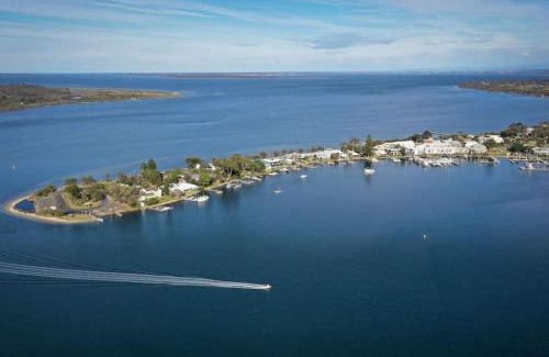 Metung Apartment | Metung Akora 2Bdrm Apartment 3 Pets and Boats welcome