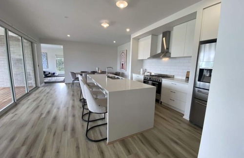 Metung House | Metung Golf & Hot Springs Bliss: 4BR Retreat