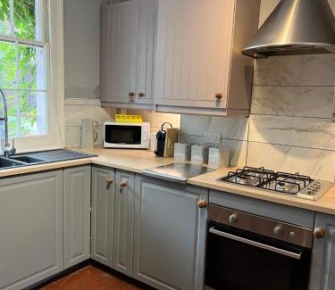 Tewkesbury House | Mews House, Tewkesbury town centre, hot tub, pets