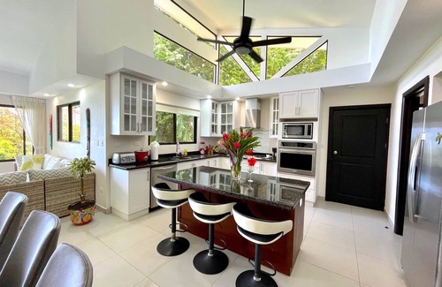 Manuel Antonio House | Mi Casa Es Su Casa, Walking distance from Beach